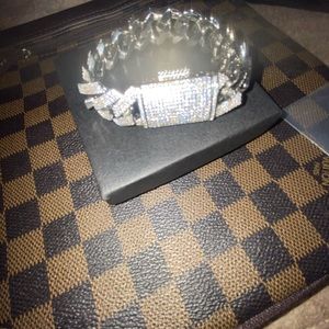 Diamond brackets